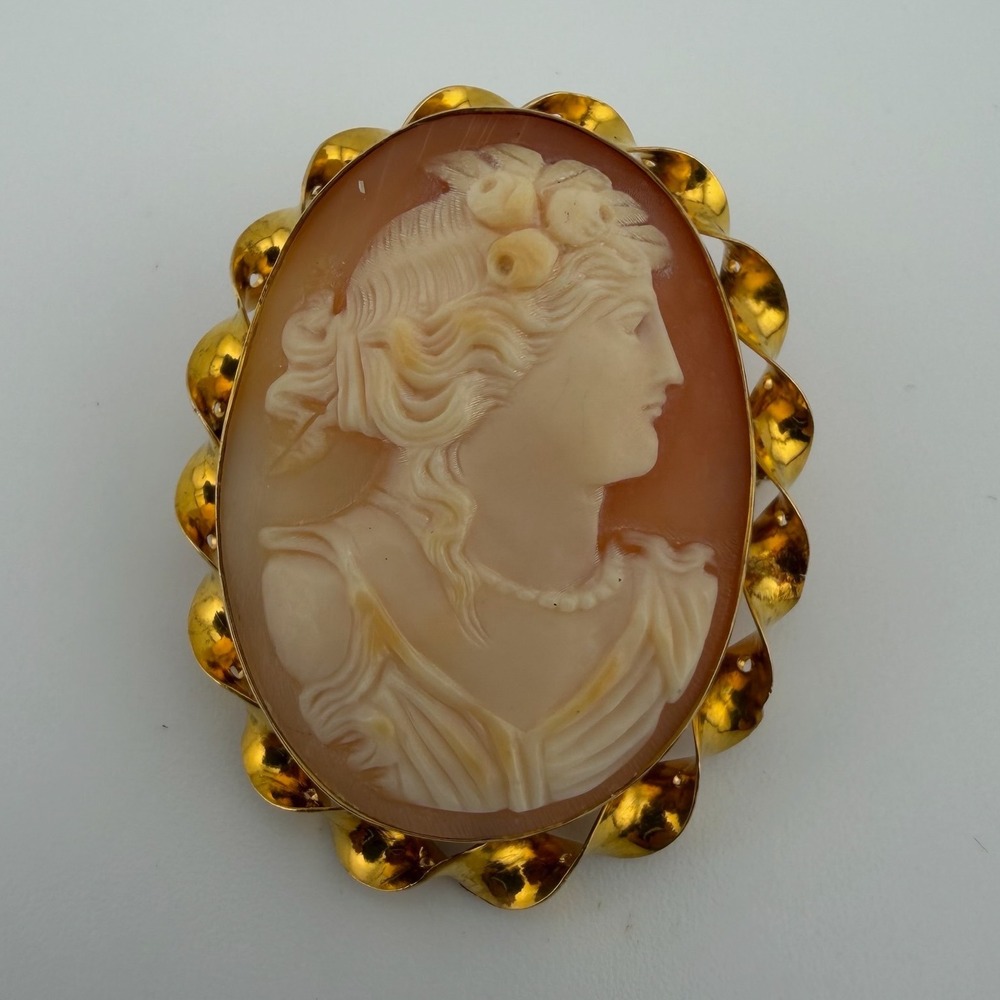 Vintage 10K Yellow Gold Shell Cameo Brooch Pendant Scalloped Frame Gold Peach
